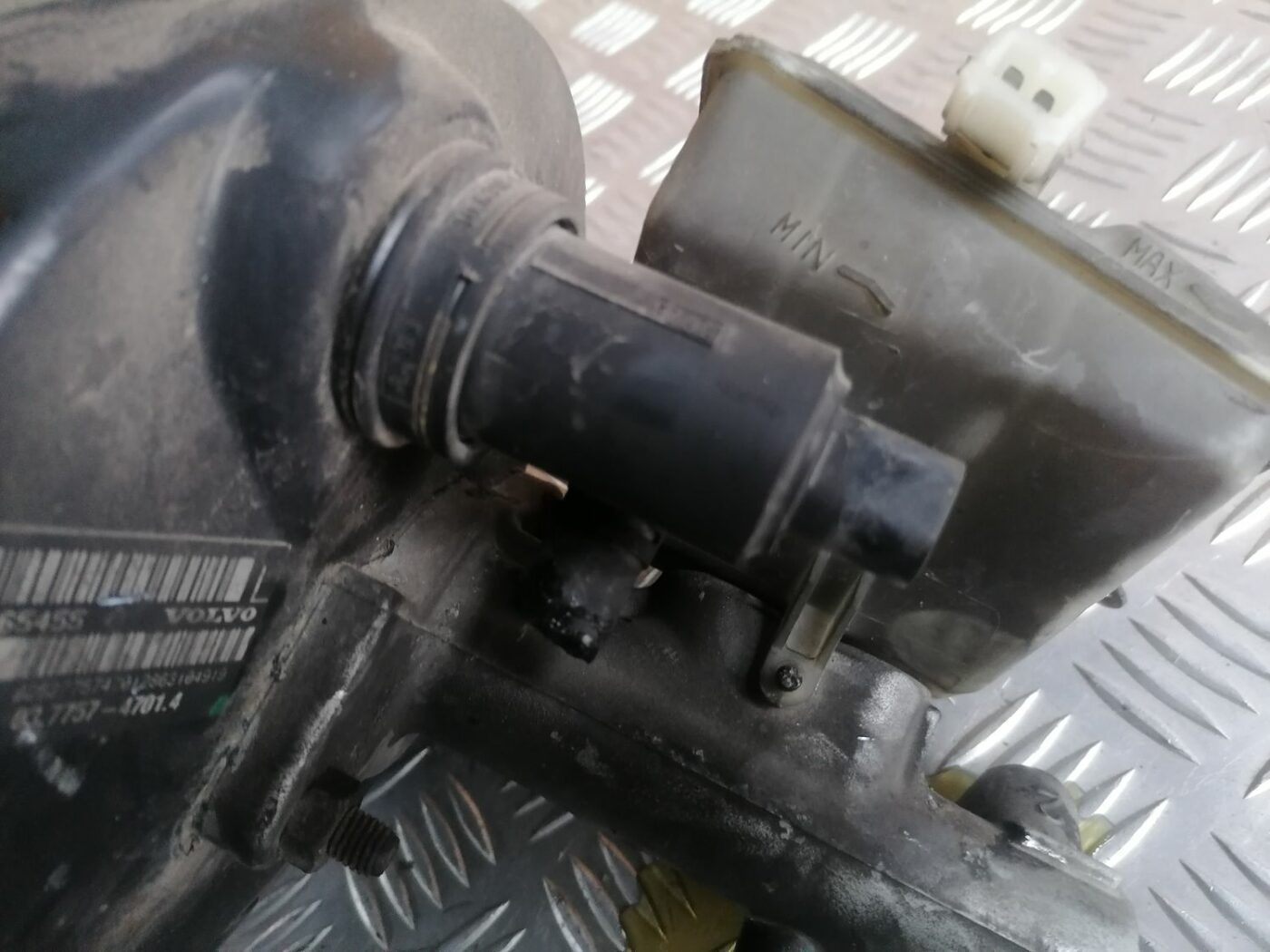 Bremžu pastiprinātāja galvenais cilindrs priekš VOLVO S60 2004