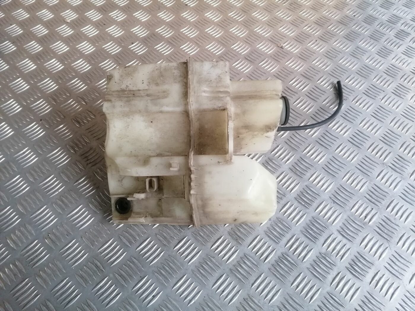 Mazgātāja šķidruma tvertne priekš VOLVO S60 2004