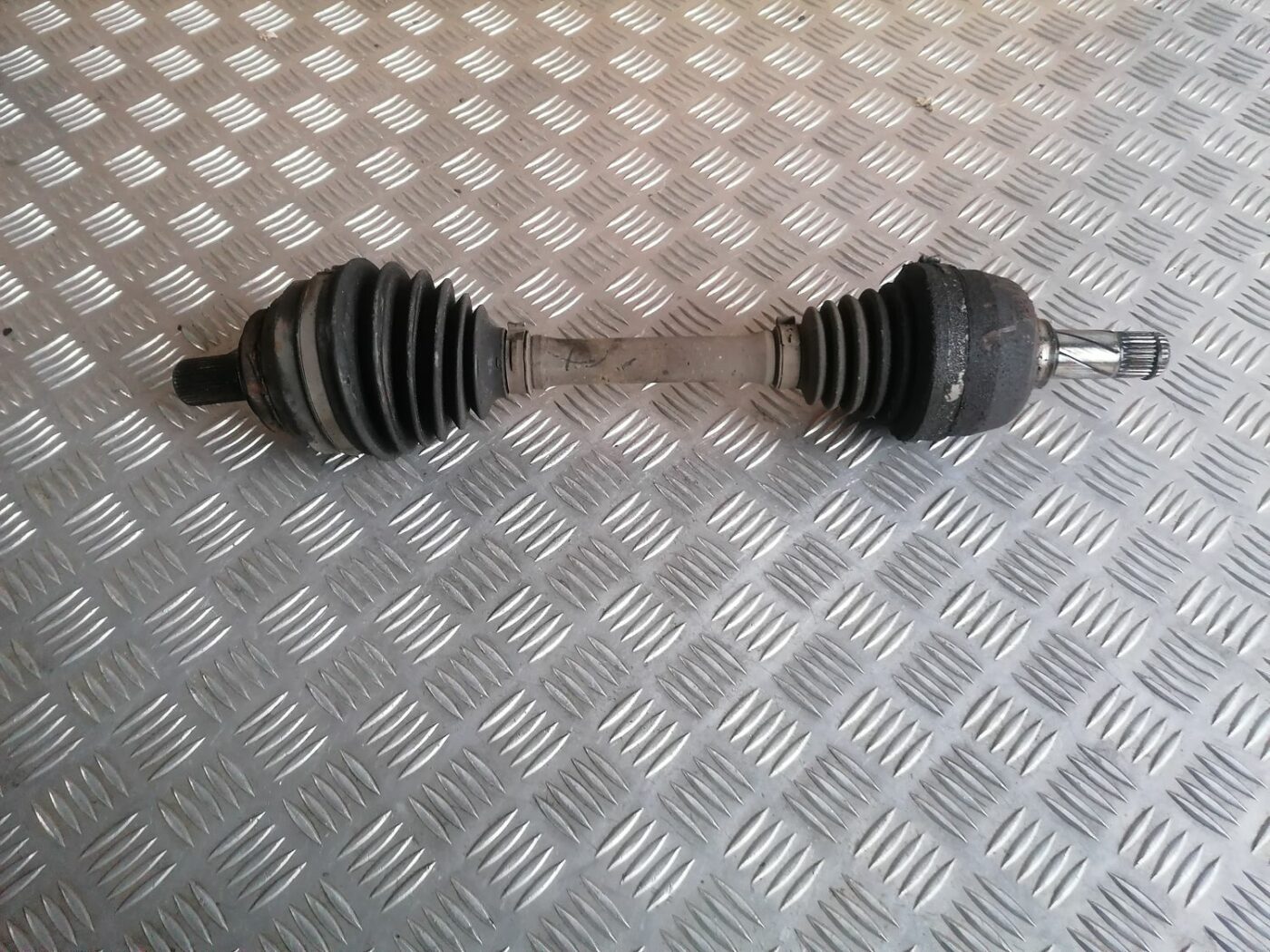 Pusass priekšējā kreisā priekš VOLVO S60 2004 1 Pusass priekšējā kreisā priekš VOLVO S60 2004