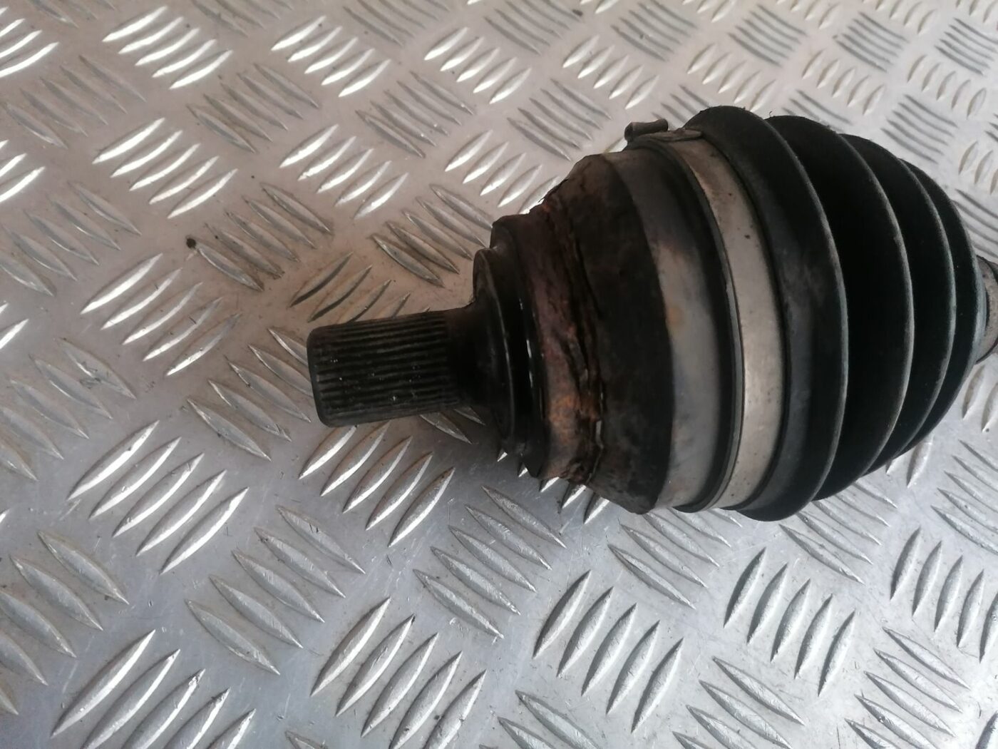 Pusass priekšējā kreisā priekš VOLVO S60 2004 4 Pusass priekšējā kreisā priekš VOLVO S60 2004