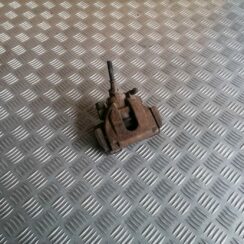 Aizmugurējais kreisais suports priekš VOLVO S60 2004