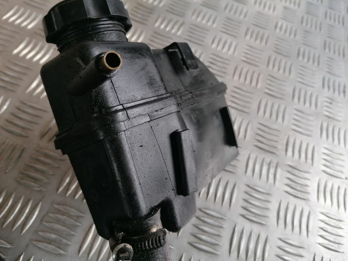 Stūres pastiprinātāja tvertne priekš VOLVO S60 2004