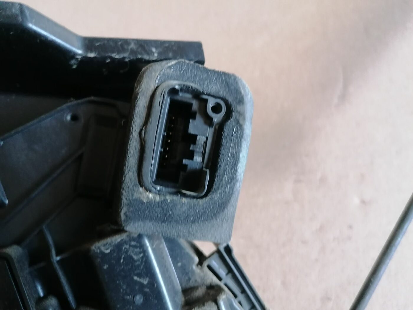 Aizmugurējo kreiso durvju slēdzene priekš SKODA YETI 2012