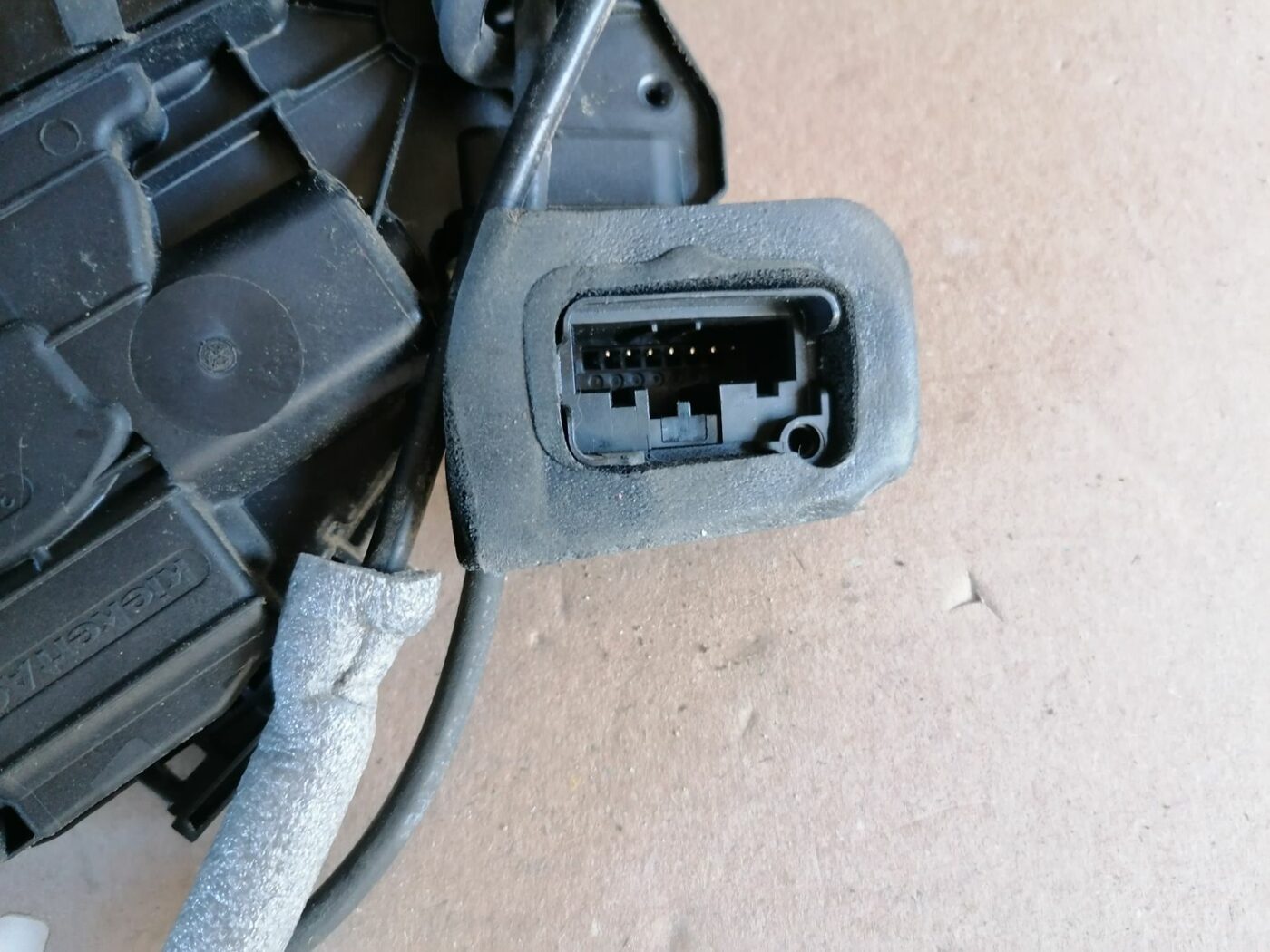 Priekšējo kreiso durvju slēdzene priekš SKODA YETI 2012