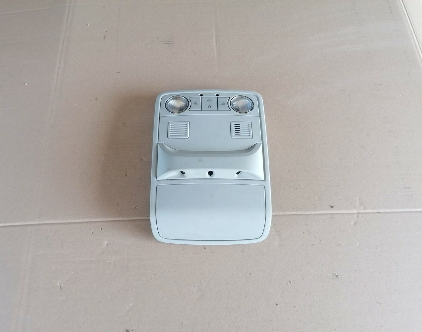 Salona apgaismojuma panelis priekš SKODA YETI 2012 1 Salona apgaismojuma panelis priekš SKODA YETI 2012