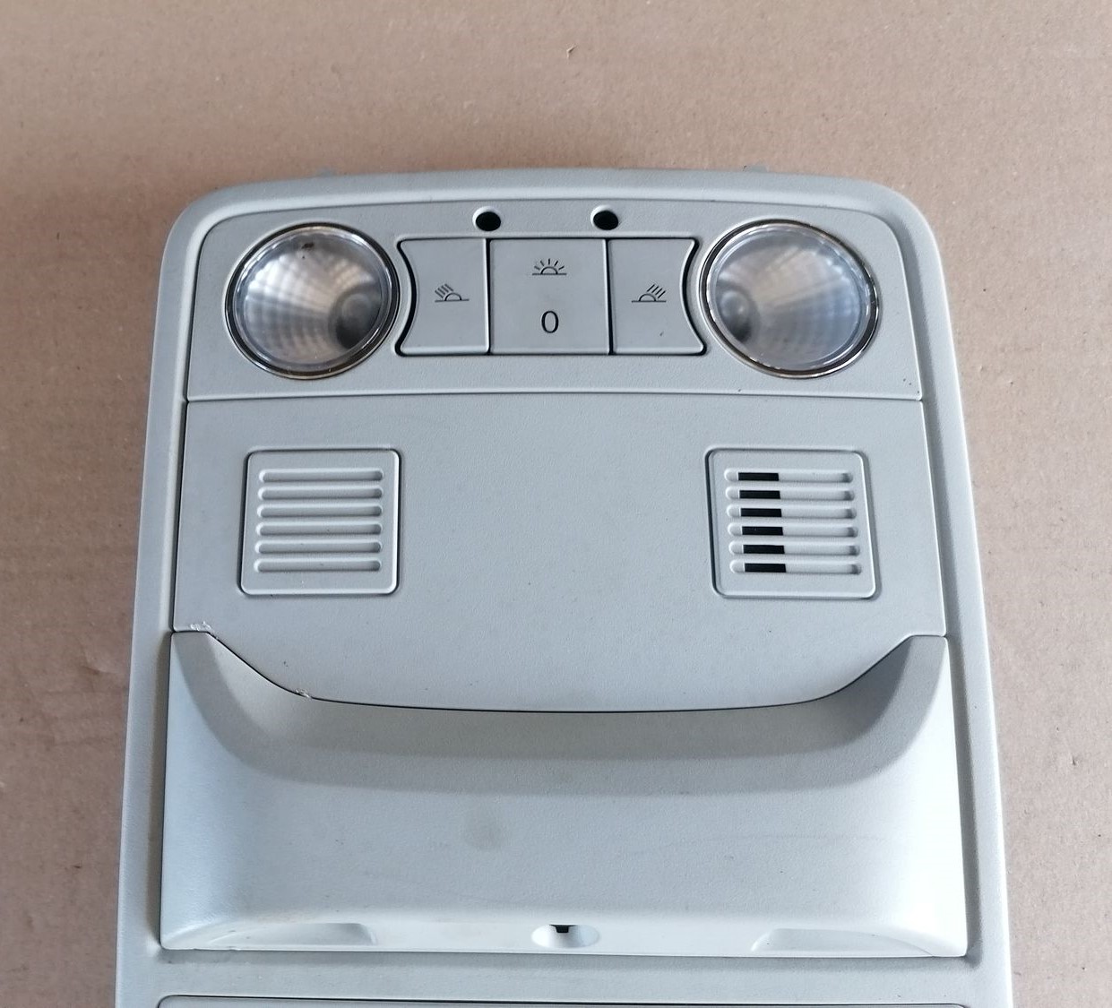 Salona apgaismojuma panelis priekš SKODA YETI 2012 2 Salona apgaismojuma panelis priekš SKODA YETI 2012