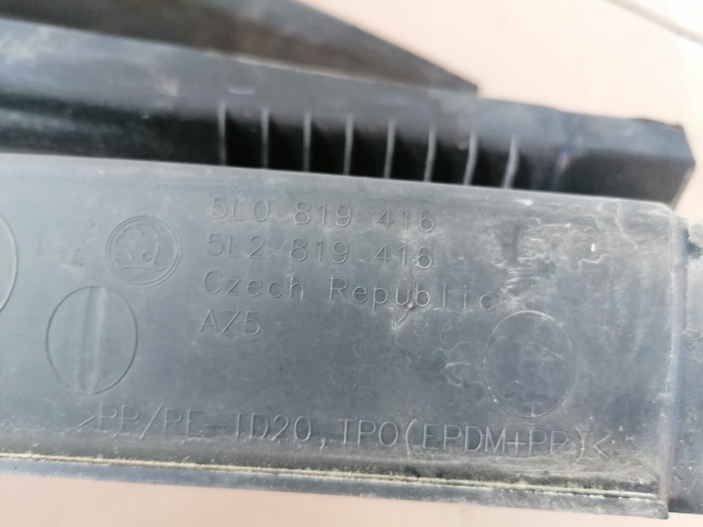 Vējstikla uzlikas (deflektora) režģis priekš SKODA YETI 2012 4 Vējstikla uzlikas (deflektora) režģis priekš SKODA YETI 2012