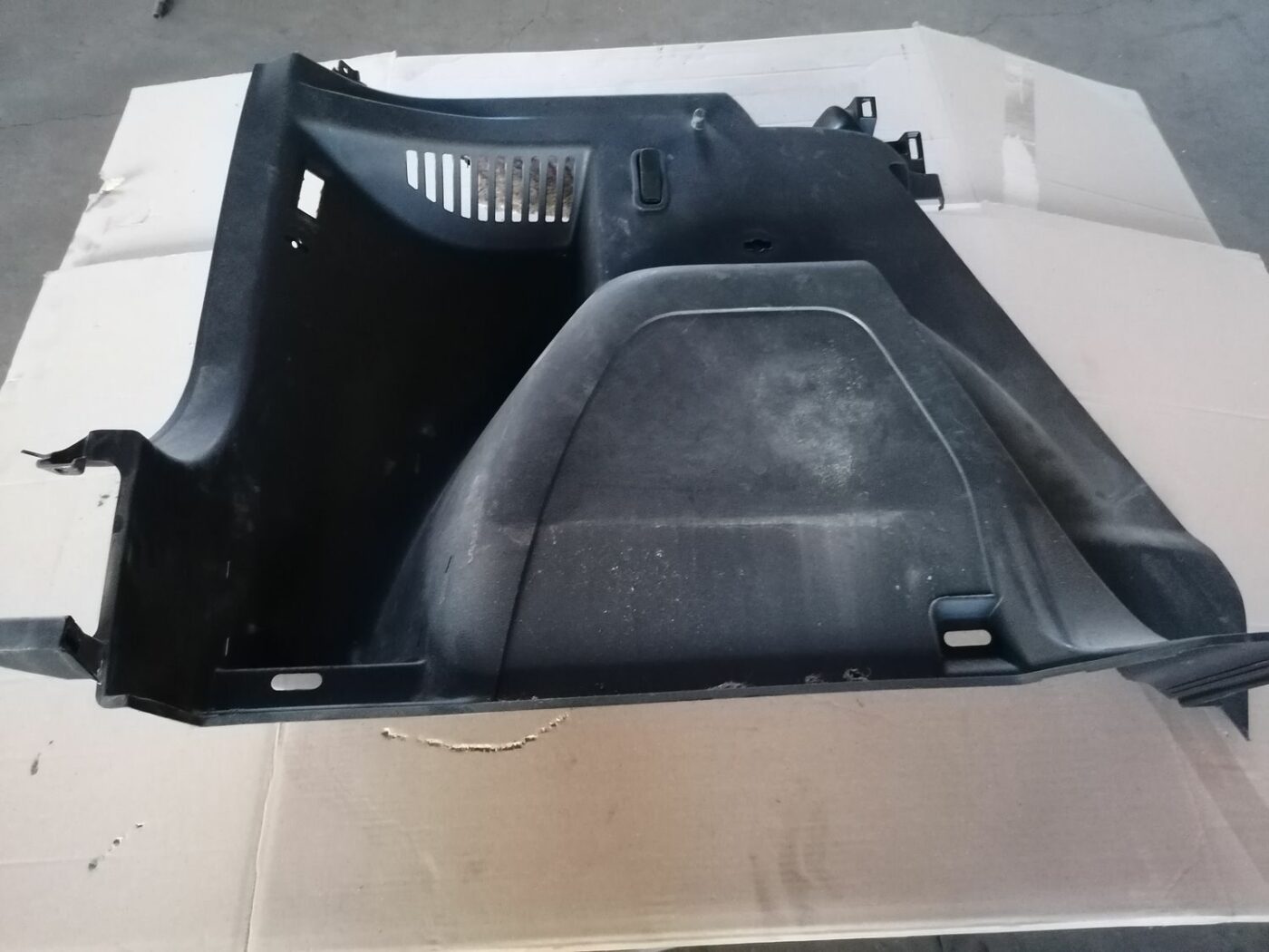 Bagāžnieka nodalījuma sānu apdare priekš SKODA YETI 2012 1 Bagāžnieka nodalījuma sānu apdare priekš SKODA YETI 2012