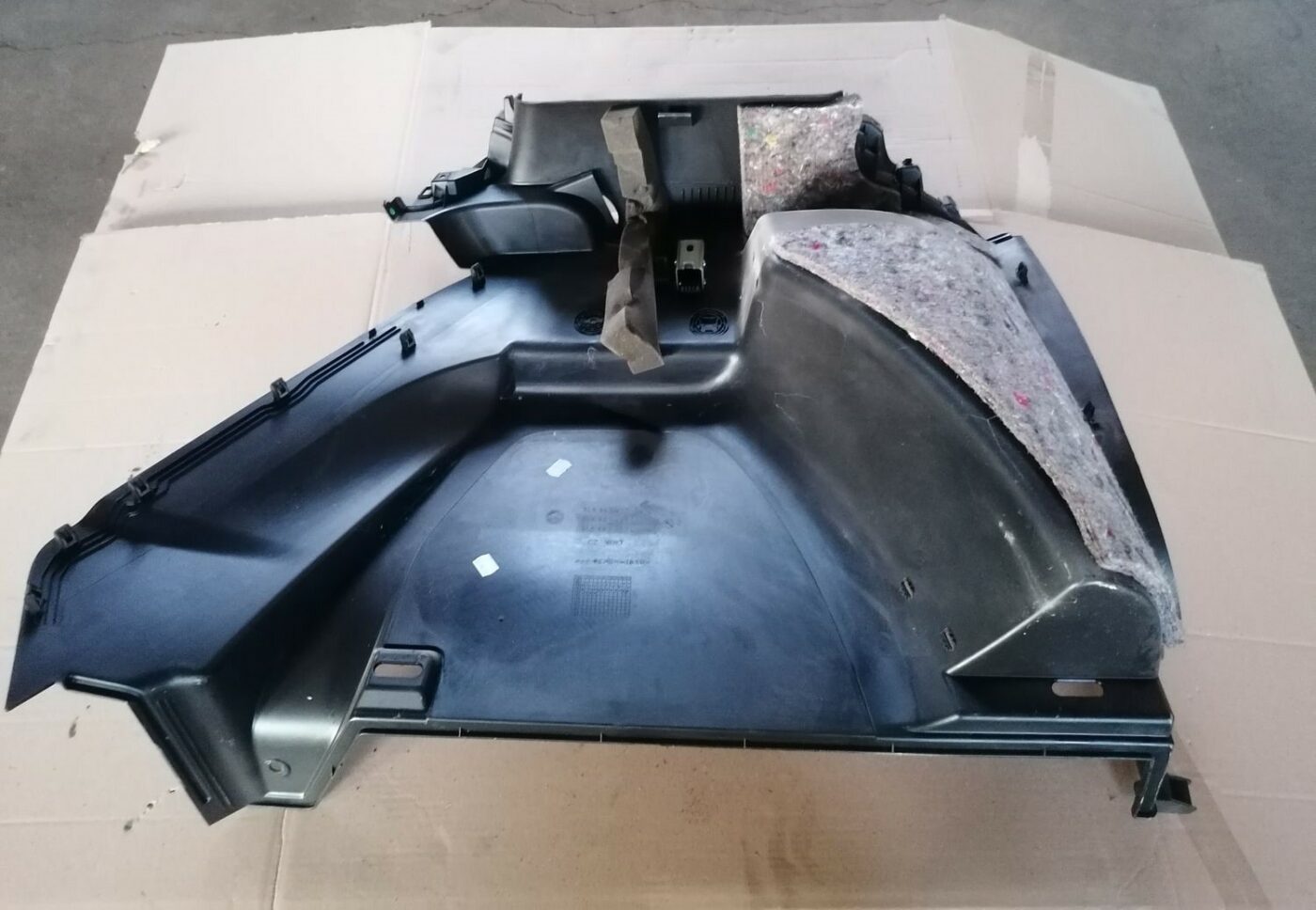 Bagāžnieka nodalījuma sānu apdare priekš SKODA YETI 2012 3 Bagāžnieka nodalījuma sānu apdare priekš SKODA YETI 2012