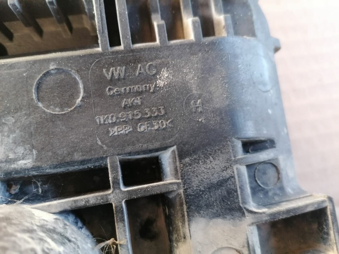 Akumulatora pamatnes kronšteins priekš SKODA YETI 2012 4 Akumulatora pamatnes kronšteins priekš SKODA YETI 2012