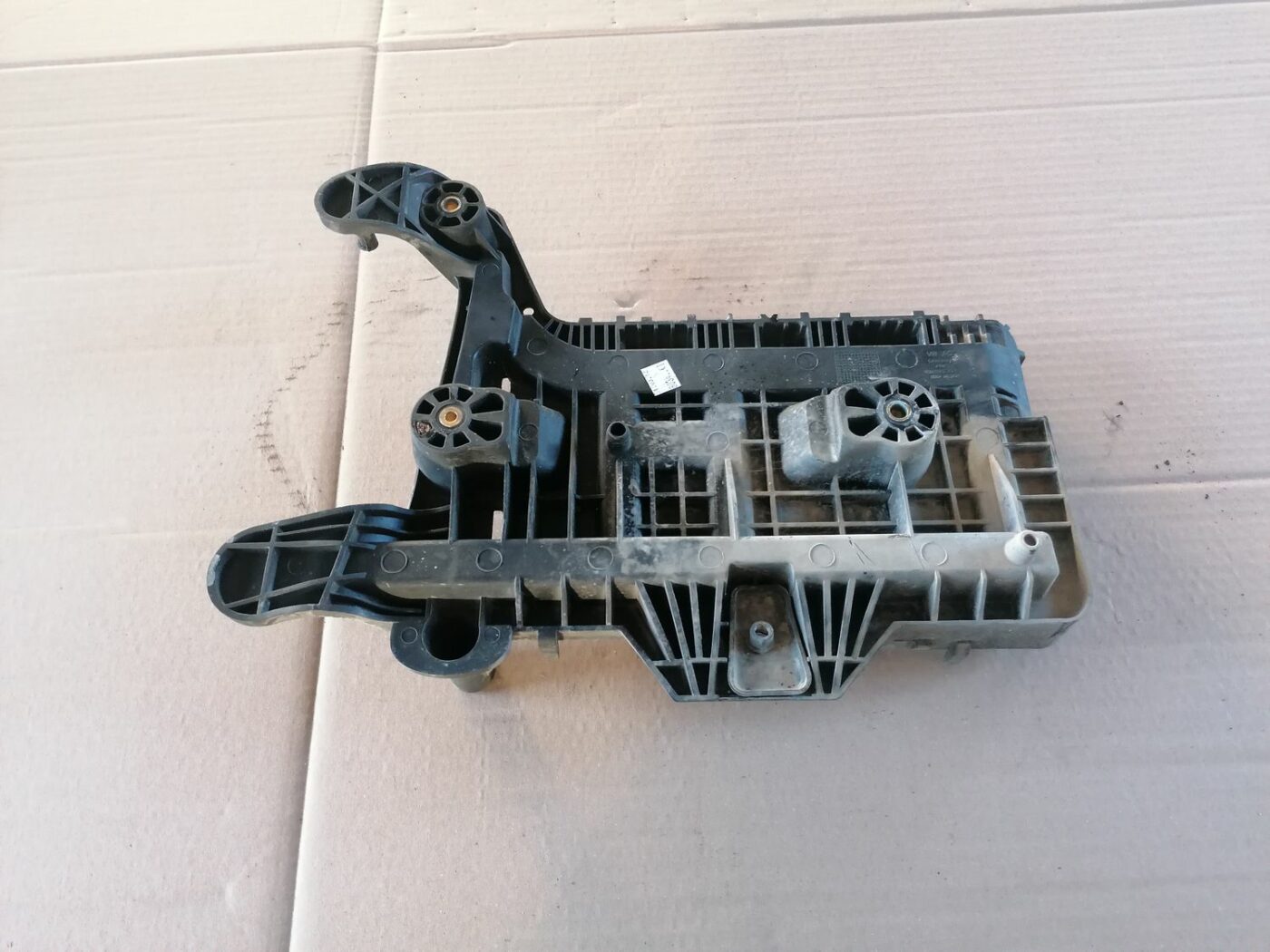 Akumulatora pamatnes kronšteins priekš SKODA YETI 2012 3 Akumulatora pamatnes kronšteins priekš SKODA YETI 2012