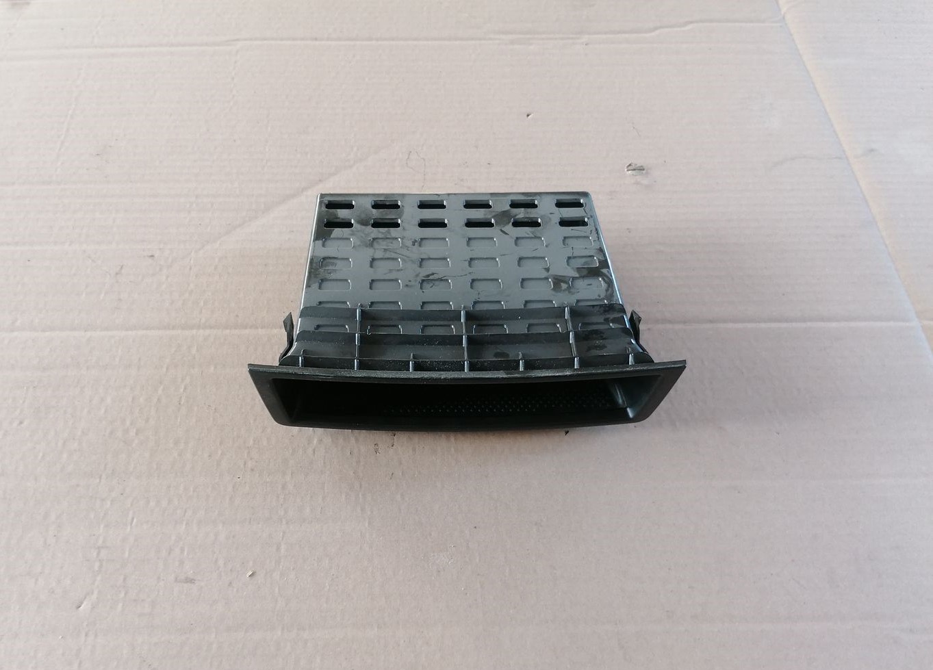 Mantu glabāšanas nodalījums centrā priekš SKODA YETI 2012