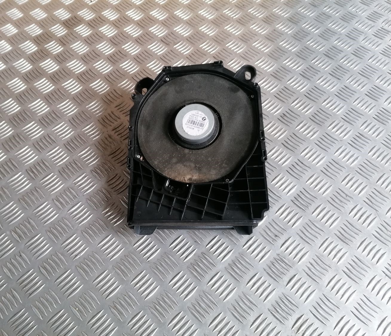 Skaļrunis (Sabvūferis) priekš BMW 1 E87 2007 GRAPHITE 1 Skaļrunis (Sabvūferis) priekš BMW 1 E87 2007 GRAPHITE