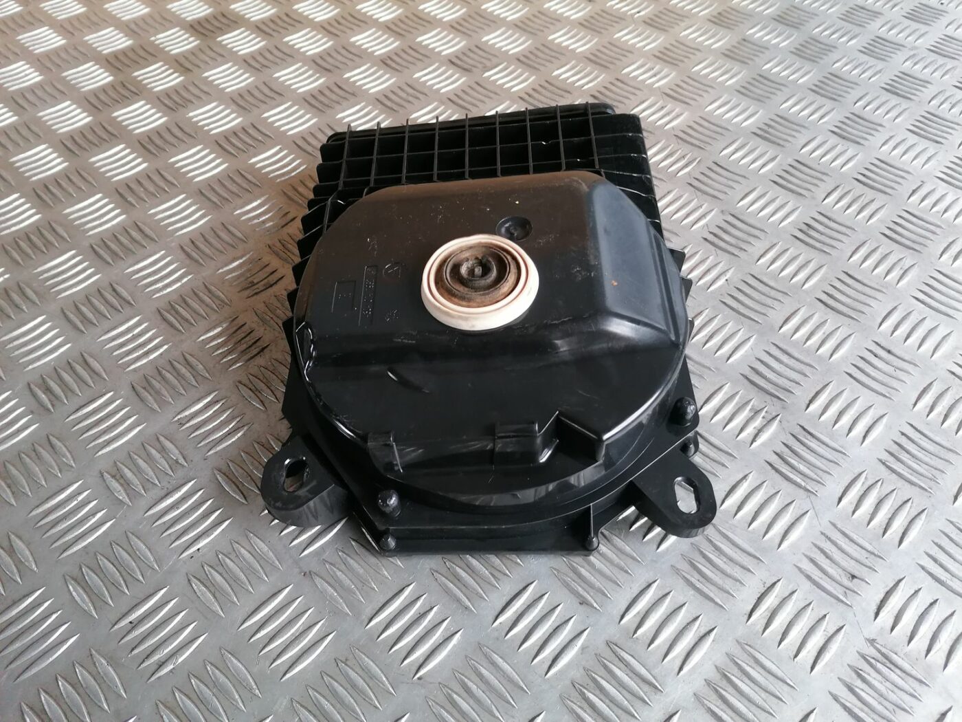 Skaļrunis (Sabvūferis) priekš BMW 1 E87 2007 GRAPHITE 4 Skaļrunis (Sabvūferis) priekš BMW 1 E87 2007 GRAPHITE