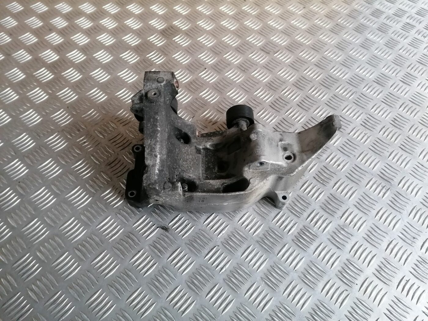 Ģeneratora kronšteins priekš BMW 1 E87 2007 GRAPHITE 1 Ģeneratora kronšteins priekš BMW 1 E87 2007 GRAPHITE