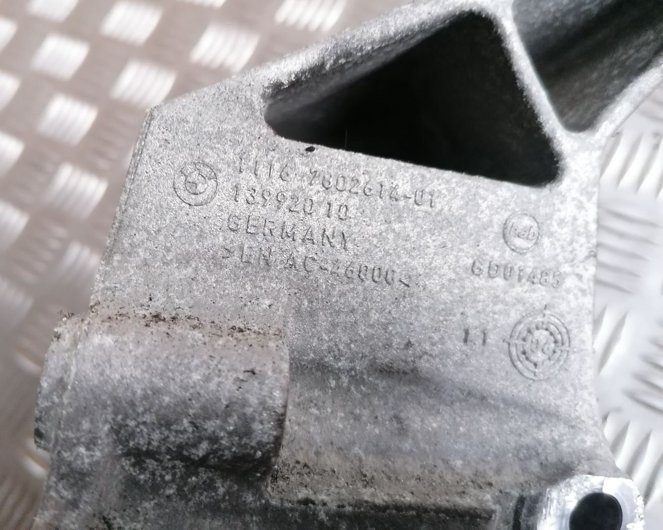 Ģeneratora kronšteins priekš BMW 1 E87 2007 GRAPHITE 5 Ģeneratora kronšteins priekš BMW 1 E87 2007 GRAPHITE