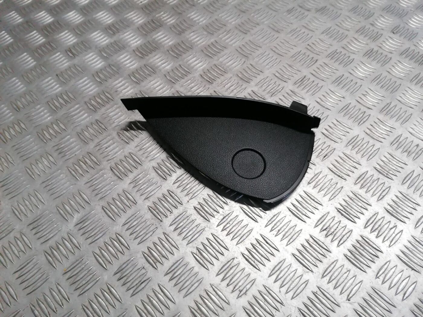 Mērinstrumentu paneļa sānu apdare priekš BMW 1 E87 2007 GRAPHITE 1 Mērinstrumentu paneļa sānu apdare priekš BMW 1 E87 2007 GRAPHITE