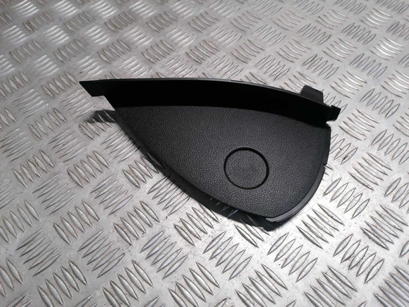 Mērinstrumentu paneļa sānu apdare priekš BMW 1 E87 2007 GRAPHITE 2 Mērinstrumentu paneļa sānu apdare priekš BMW 1 E87 2007 GRAPHITE