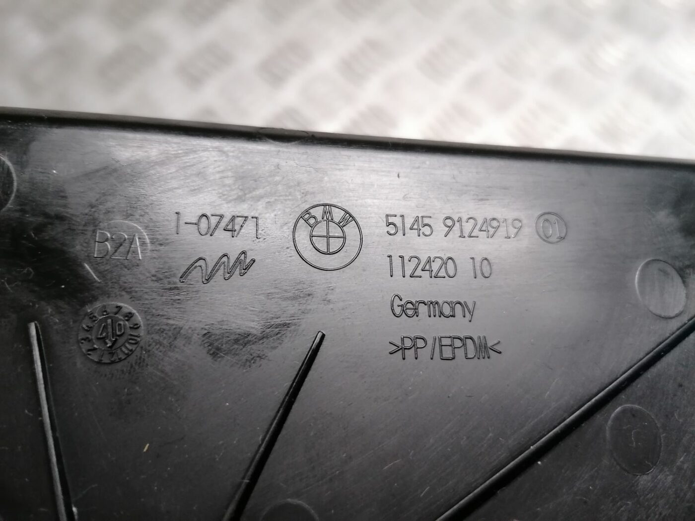 Mērinstrumentu paneļa sānu apdare priekš BMW 1 E87 2007 GRAPHITE 3 Mērinstrumentu paneļa sānu apdare priekš BMW 1 E87 2007 GRAPHITE