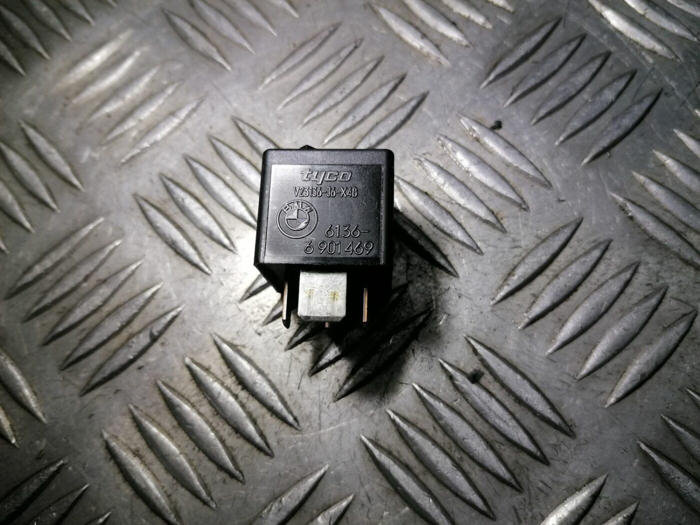 Daudzfunkcionālas relejas drošinātājs priekš BMW 1 E87 2007 GRAPHITE 2 Daudzfunkcionālas relejas drošinātājs priekš BMW 1 E87 2007 GRAPHITE