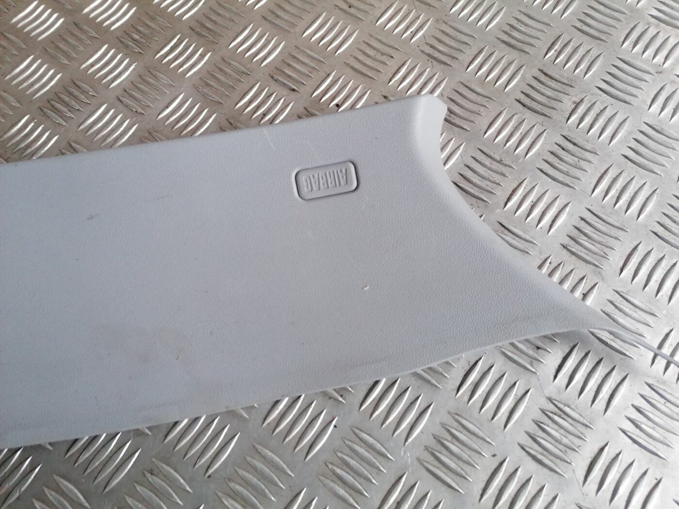 Aizmugurējas salona statnes apdare priekš BMW 1 E87 2007 GRAPHITE 2 Aizmugurējas salona statnes apdare priekš BMW 1 E87 2007 GRAPHITE