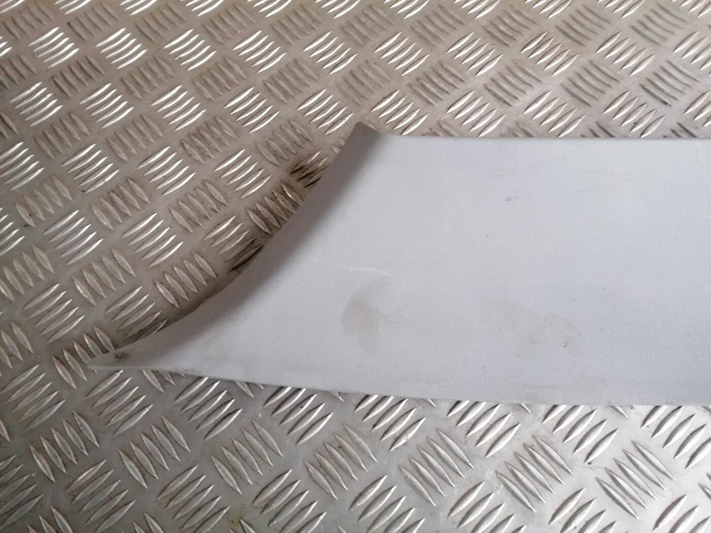 Aizmugurējas salona statnes apdare priekš BMW 1 E87 2007 GRAPHITE 5 Aizmugurējas salona statnes apdare priekš BMW 1 E87 2007 GRAPHITE