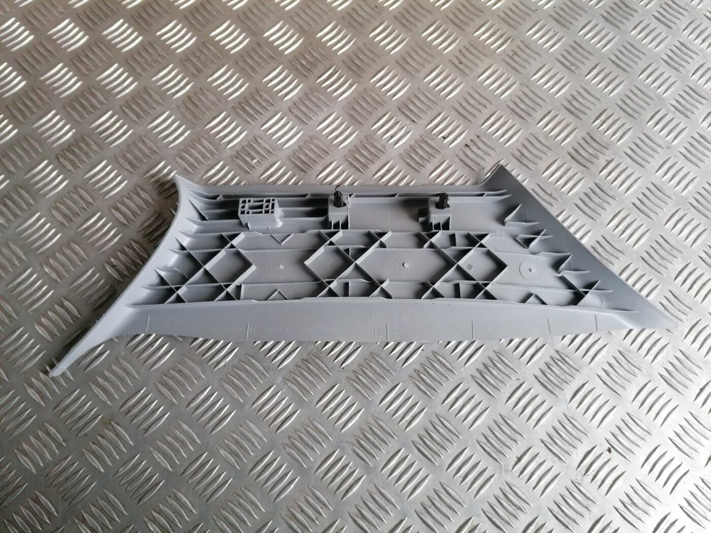 Aizmugurējas salona statnes apdare priekš BMW 1 E87 2007 GRAPHITE 4 Aizmugurējas salona statnes apdare priekš BMW 1 E87 2007 GRAPHITE