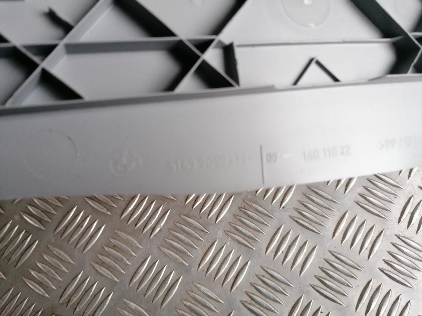 Aizmugurējas salona statnes apdare priekš BMW 1 E87 2007 GRAPHITE 3 Aizmugurējas salona statnes apdare priekš BMW 1 E87 2007 GRAPHITE