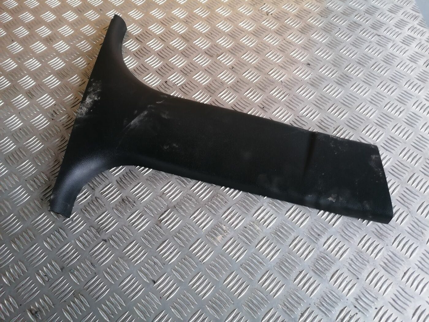 Vidējas salona statnes apdare priekš BMW 1 E87 2007 GRAPHITE 1 Vidējas salona statnes apdare priekš BMW 1 E87 2007 GRAPHITE