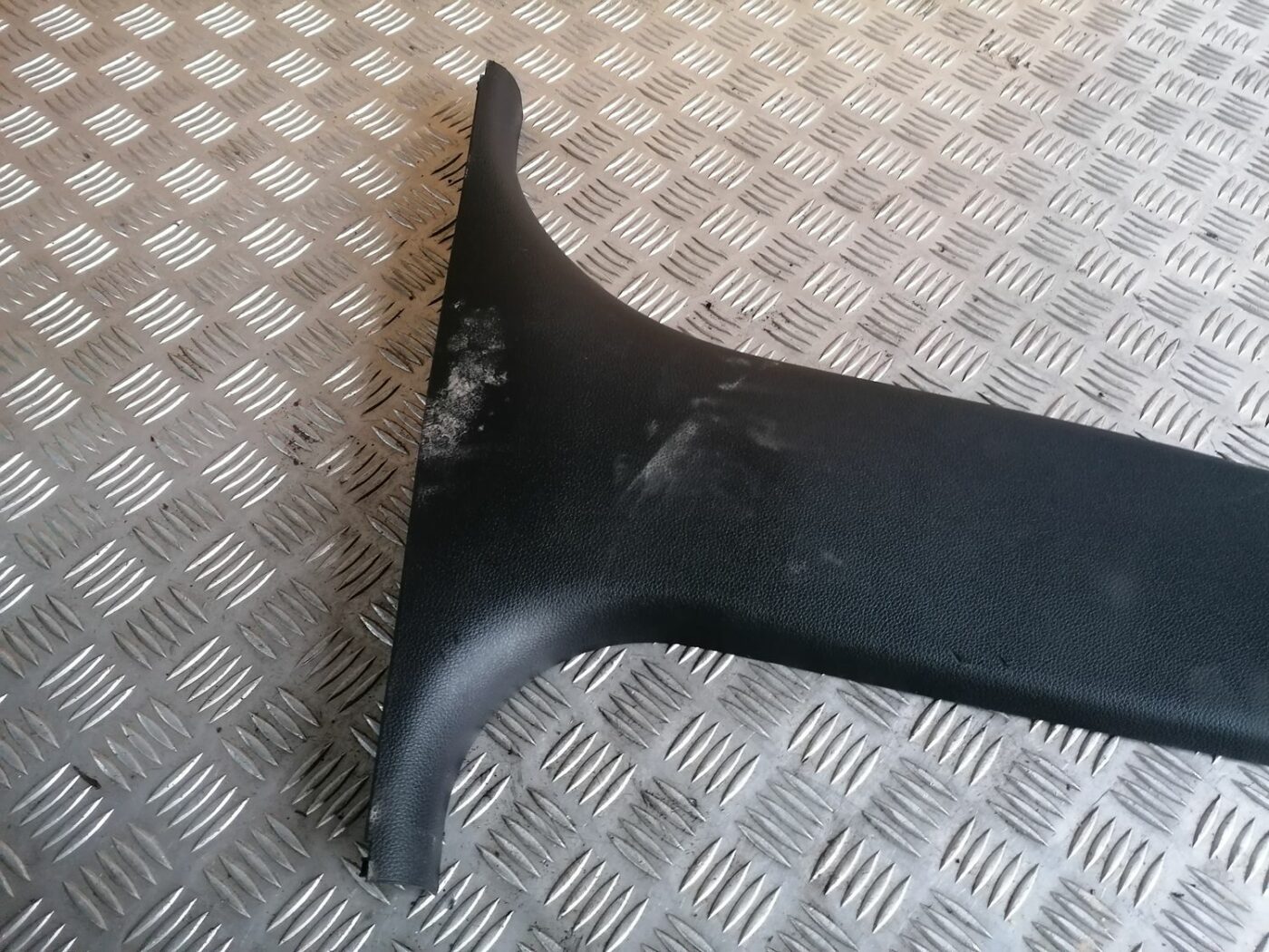 Vidējas salona statnes apdare priekš BMW 1 E87 2007 GRAPHITE 2 Vidējas salona statnes apdare priekš BMW 1 E87 2007 GRAPHITE