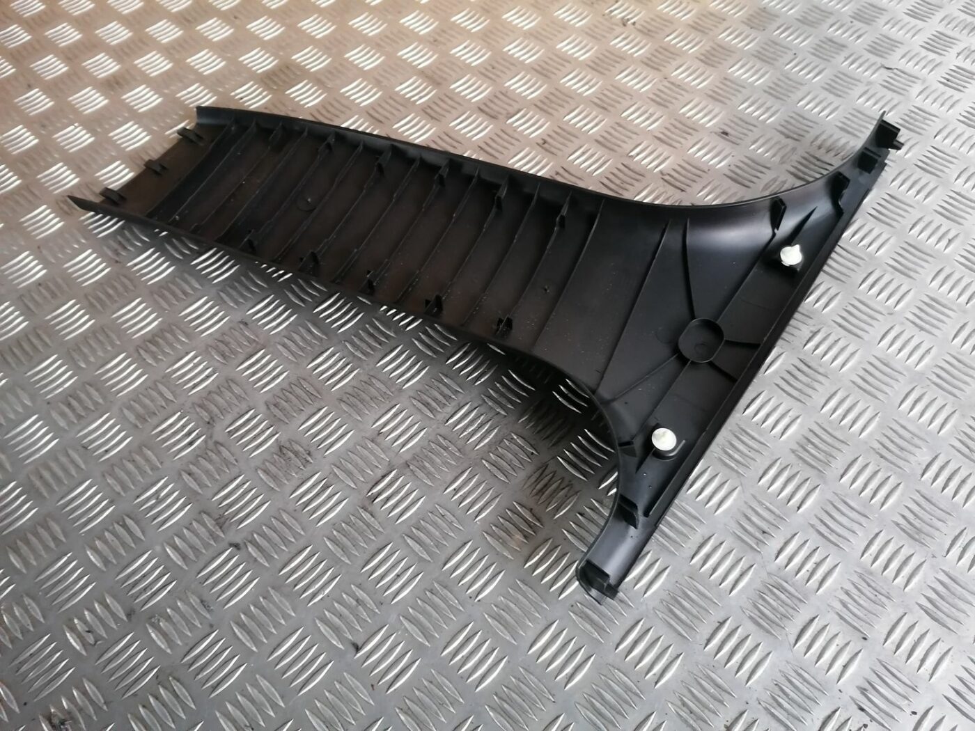 Vidējas salona statnes apdare priekš BMW 1 E87 2007 GRAPHITE 4 Vidējas salona statnes apdare priekš BMW 1 E87 2007 GRAPHITE