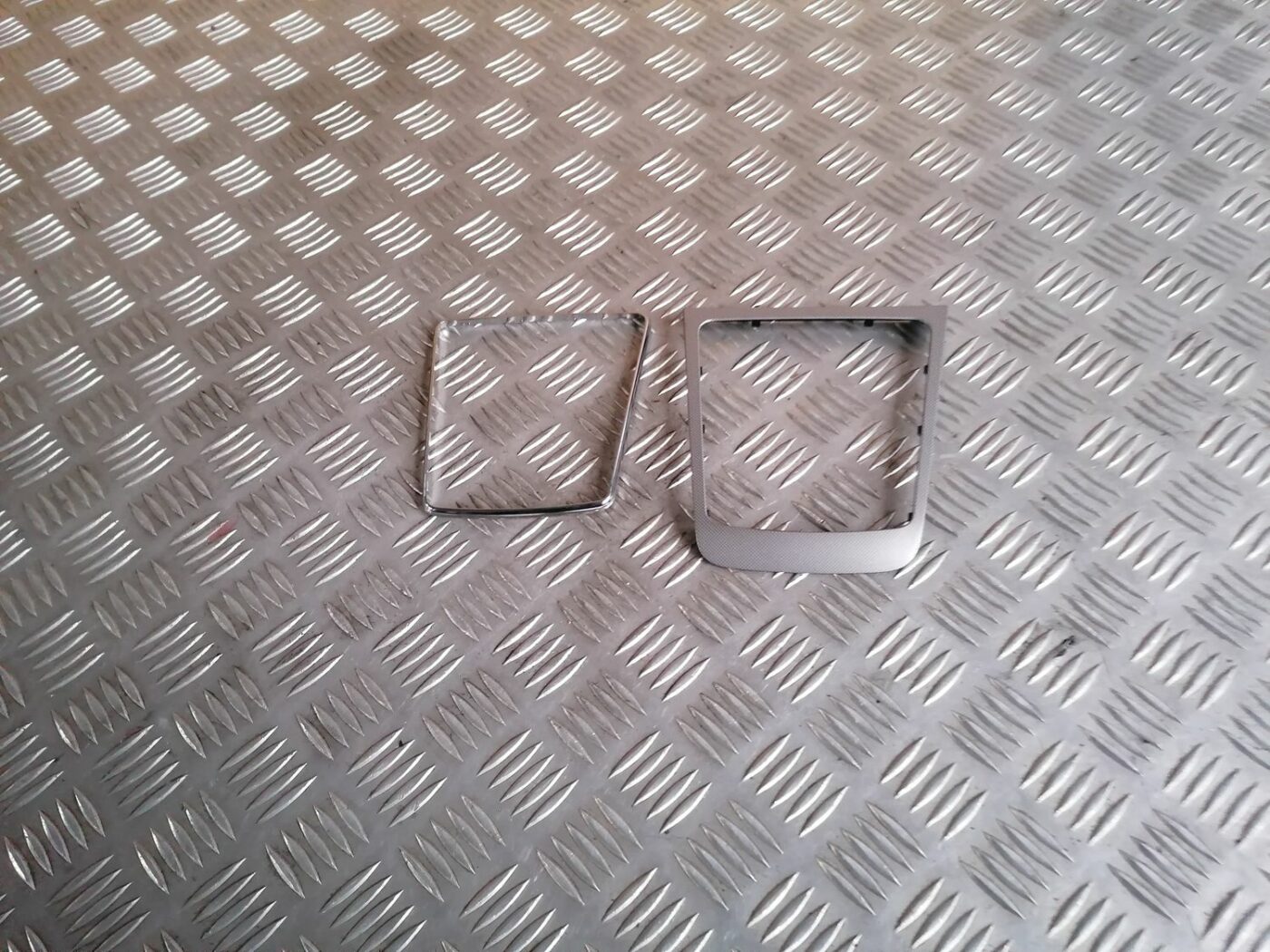 Dekoratīvs rāmis pārnesumu selektoram priekš SKODA OCTAVIA 2012