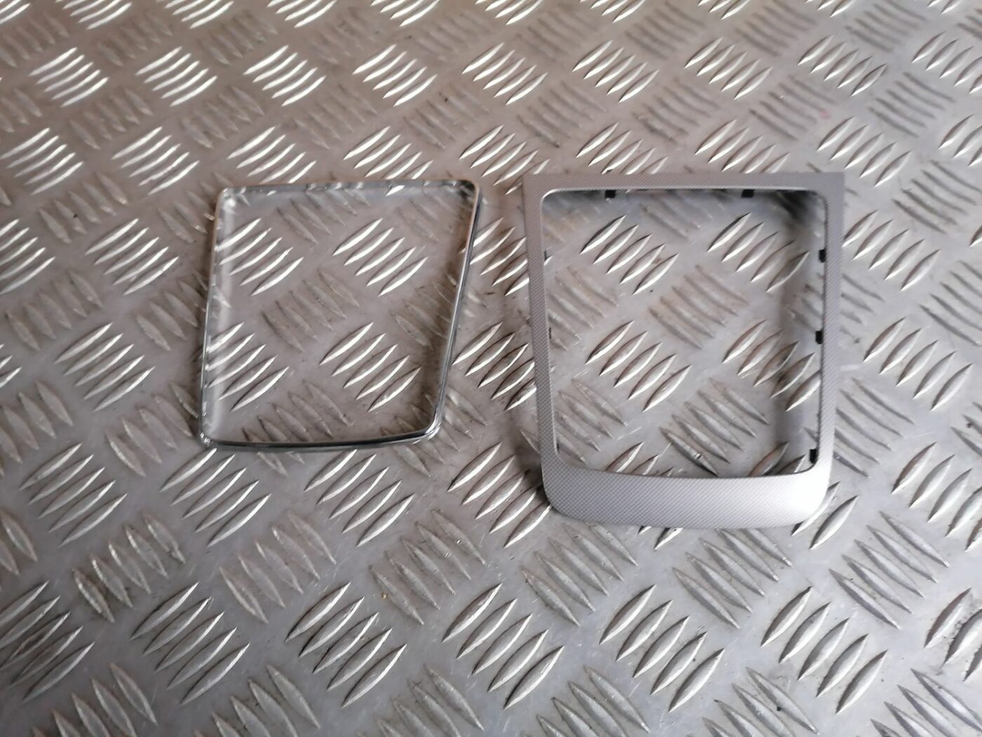 Dekoratīvs rāmis pārnesumu selektoram priekš SKODA OCTAVIA 2012