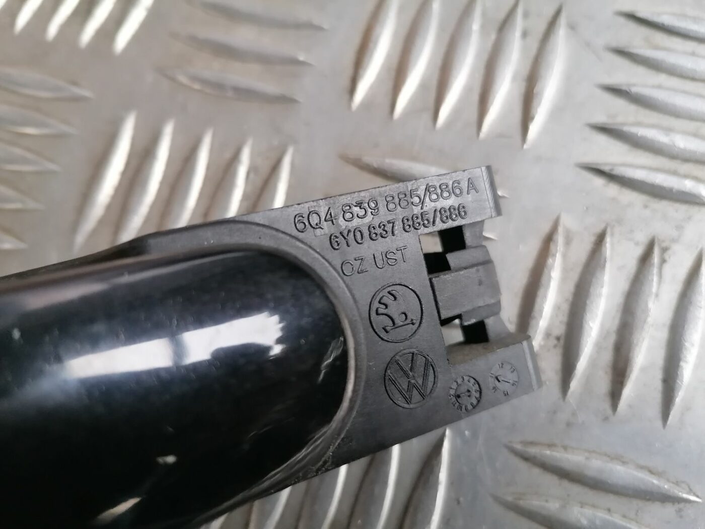 Priekšējāis labais durvju rokturis priekš SKODA OCTAVIA 2012