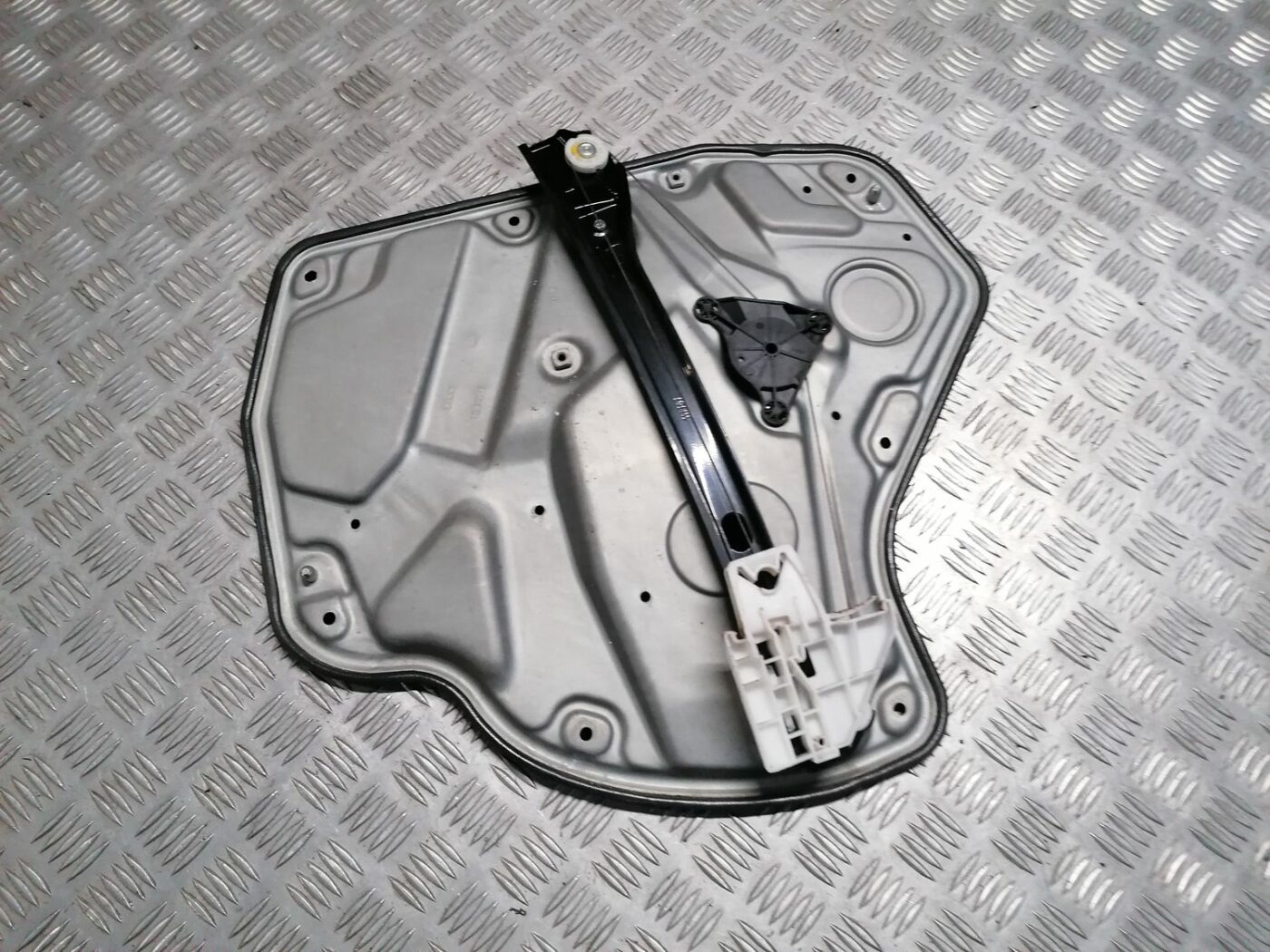 Stikla pacelšanas mehānisma panele priekš SKODA OCTAVIA 2012