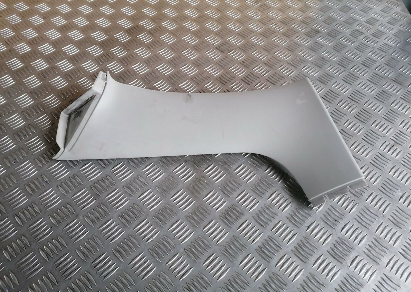 Bagažnieka nodalījuma statnes apdare priekš SKODA OCTAVIA 2012 1 Bagažnieka nodalījuma statnes apdare priekš SKODA OCTAVIA 2012