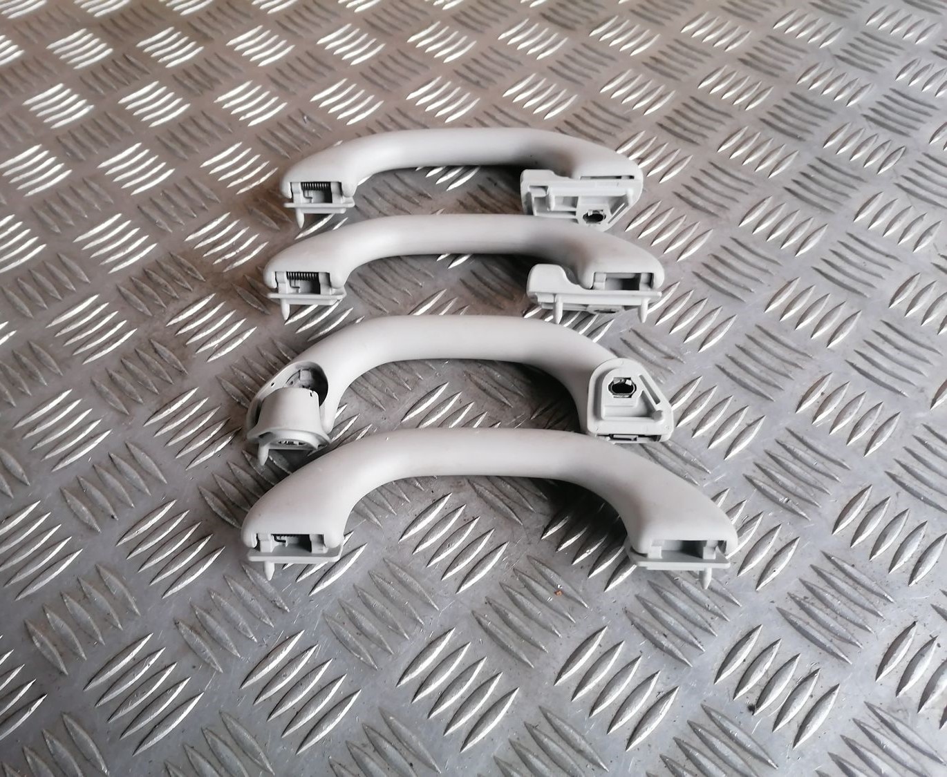 Salona rokturis griestos priekš SKODA OCTAVIA 2012