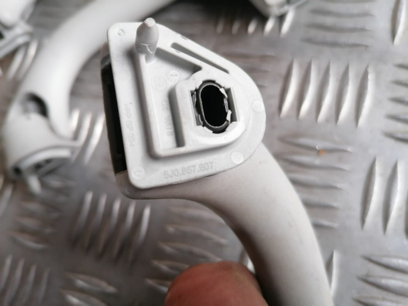 Salona rokturis griestos priekš SKODA OCTAVIA 2012