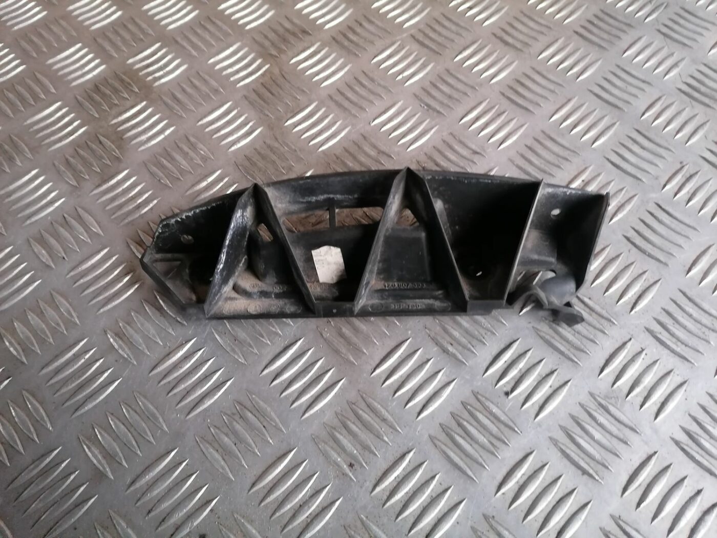 Aizmugurēja bufera kronšteins priekš SKODA OCTAVIA 2012 2 Aizmugurēja bufera kronšteins priekš SKODA OCTAVIA 2012