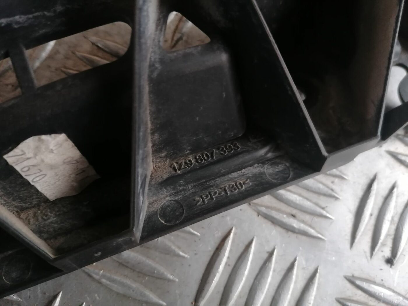 Aizmugurēja bufera kronšteins priekš SKODA OCTAVIA 2012 4 Aizmugurēja bufera kronšteins priekš SKODA OCTAVIA 2012