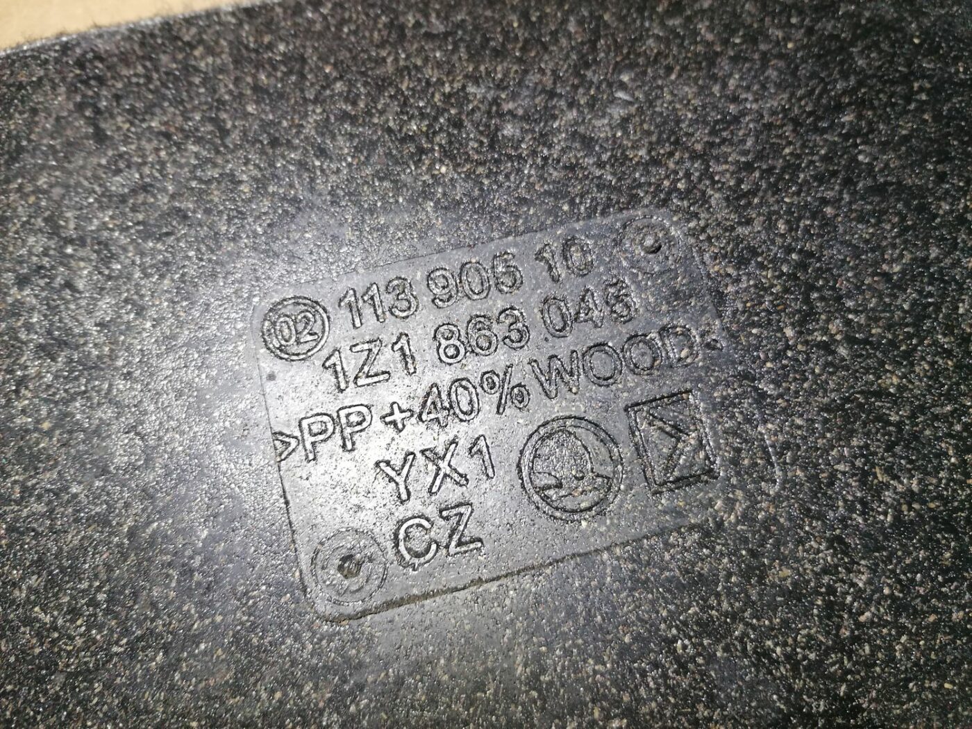 Centrālās konsoles (apdares) sānu panelis priekš SKODA OCTAVIA 2012 3 Centrālās konsoles (apdares) sānu panelis priekš SKODA OCTAVIA 2012