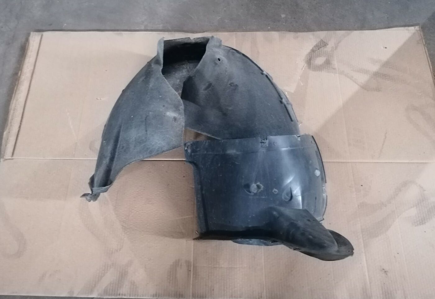 Priekšējais kreisais paspārns priekš SKODA OCTAVIA 2012