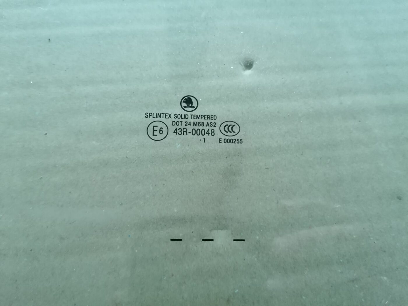 Priekšējo labo durvju stikls priekš SKODA OCTAVIA 2012