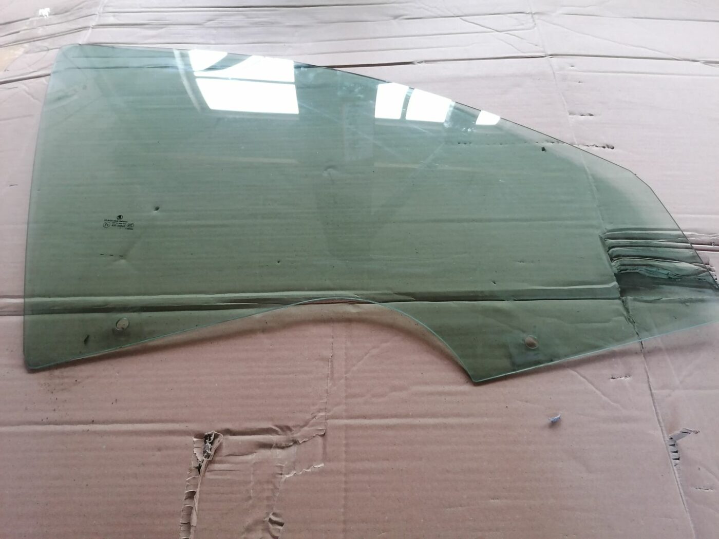 Priekšējo labo durvju stikls priekš SKODA OCTAVIA 2012