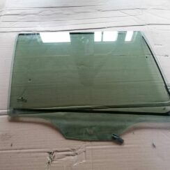 Aizmugurējo labo durvju stikls priekš SKODA OCTAVIA 2012