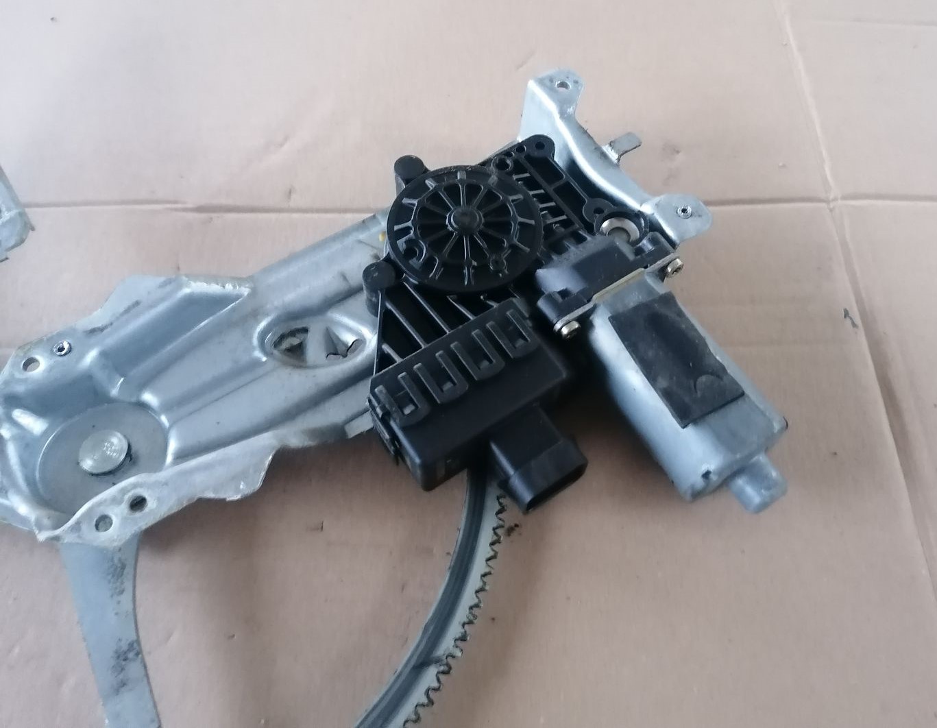 Stikla pacelšanas mehānisms priekšējais kreisais priekš OPEL ZAFIRA 2002 7 Stikla pacelšanas mehānisms priekšējais kreisais priekš OPEL ZAFIRA 2002