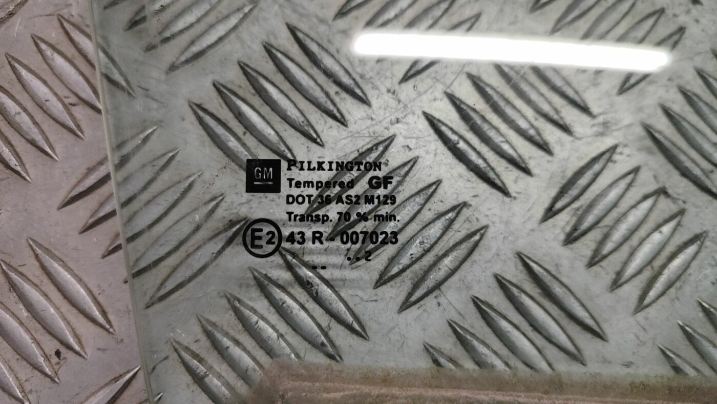 Priekšējo labo durvju stikls priekš OPEL ZAFIRA 2002