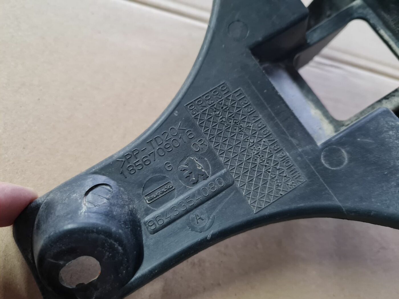 Aizmugurēja bufera kronšteins priekš PEUGEOT 307 2003