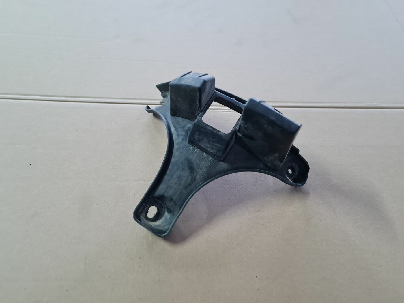 Aizmugurēja bufera kronšteins priekš PEUGEOT 307 2003