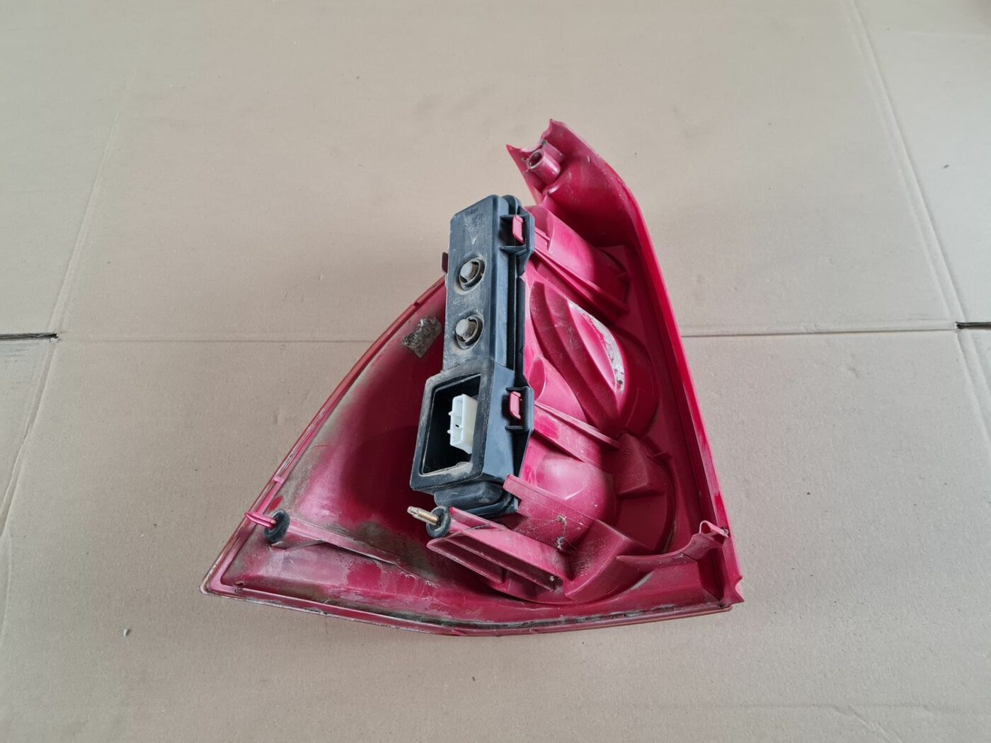 Aizmugurējais labais lukturis priekš PEUGEOT 307 2003